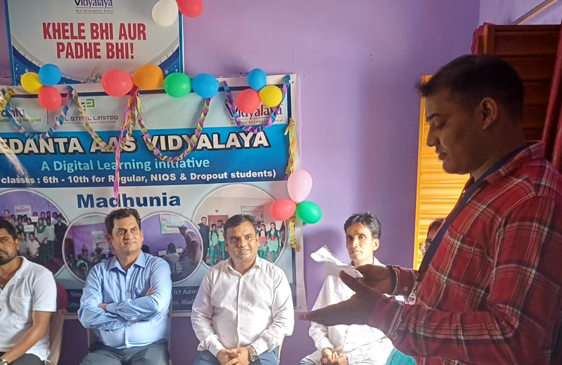 Bokaro News : इएसएल स्टील ने मधुनिया में किया डिजिटल कैफे का उद्घाटन