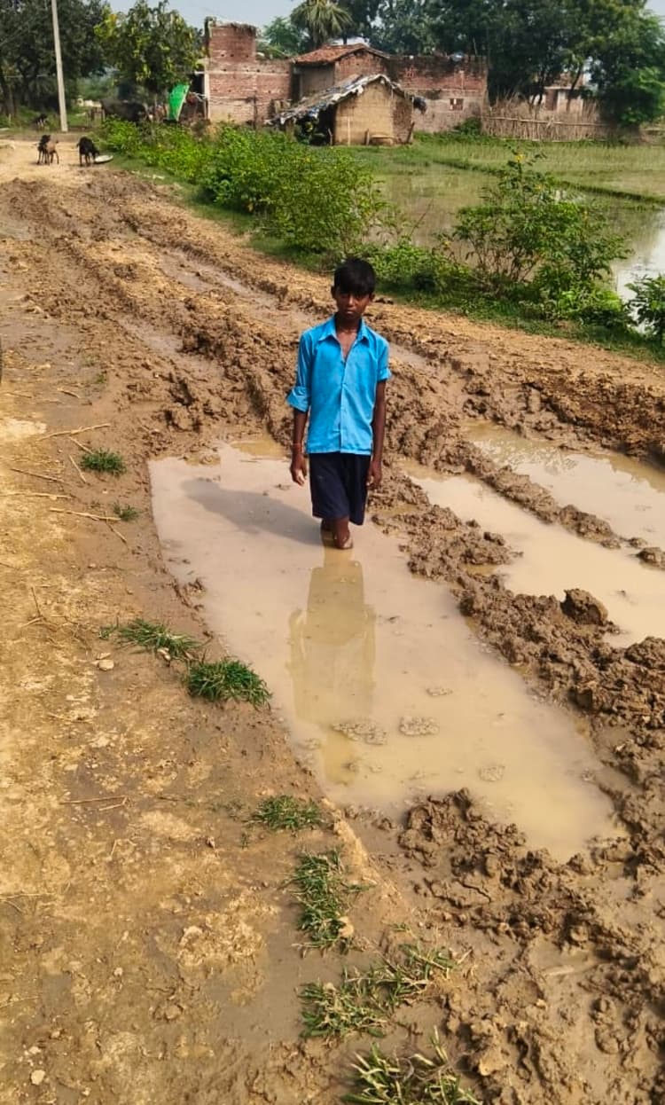 नंदाडीह टोला के 300 लोगों को सड़क बनने का इंतजार,बरसात में चचरी है सहारा