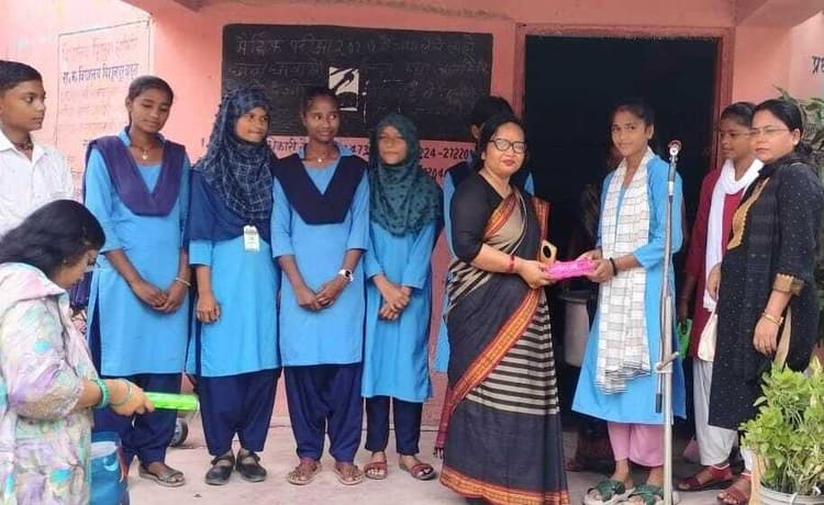 hajipur news. उत्कृष्ट प्रदर्शन करने वाले छात्र-छात्राएं सम्मानित