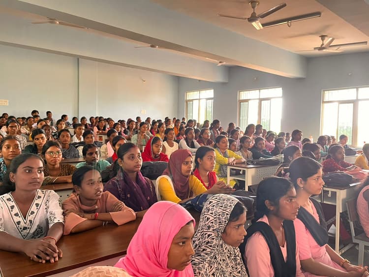 महिला कॉलेज में नवनामांकित छात्राओं का हुआ स्वागत