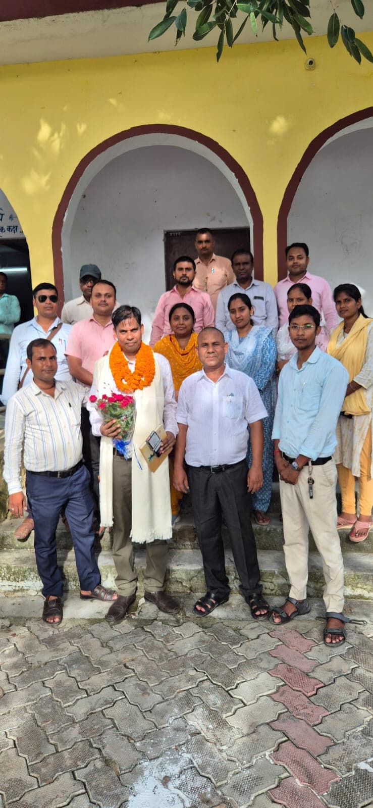 बापू इंटर विद्यालय पांडेय गंगौट में शिक्षक को दी गयी विदाई