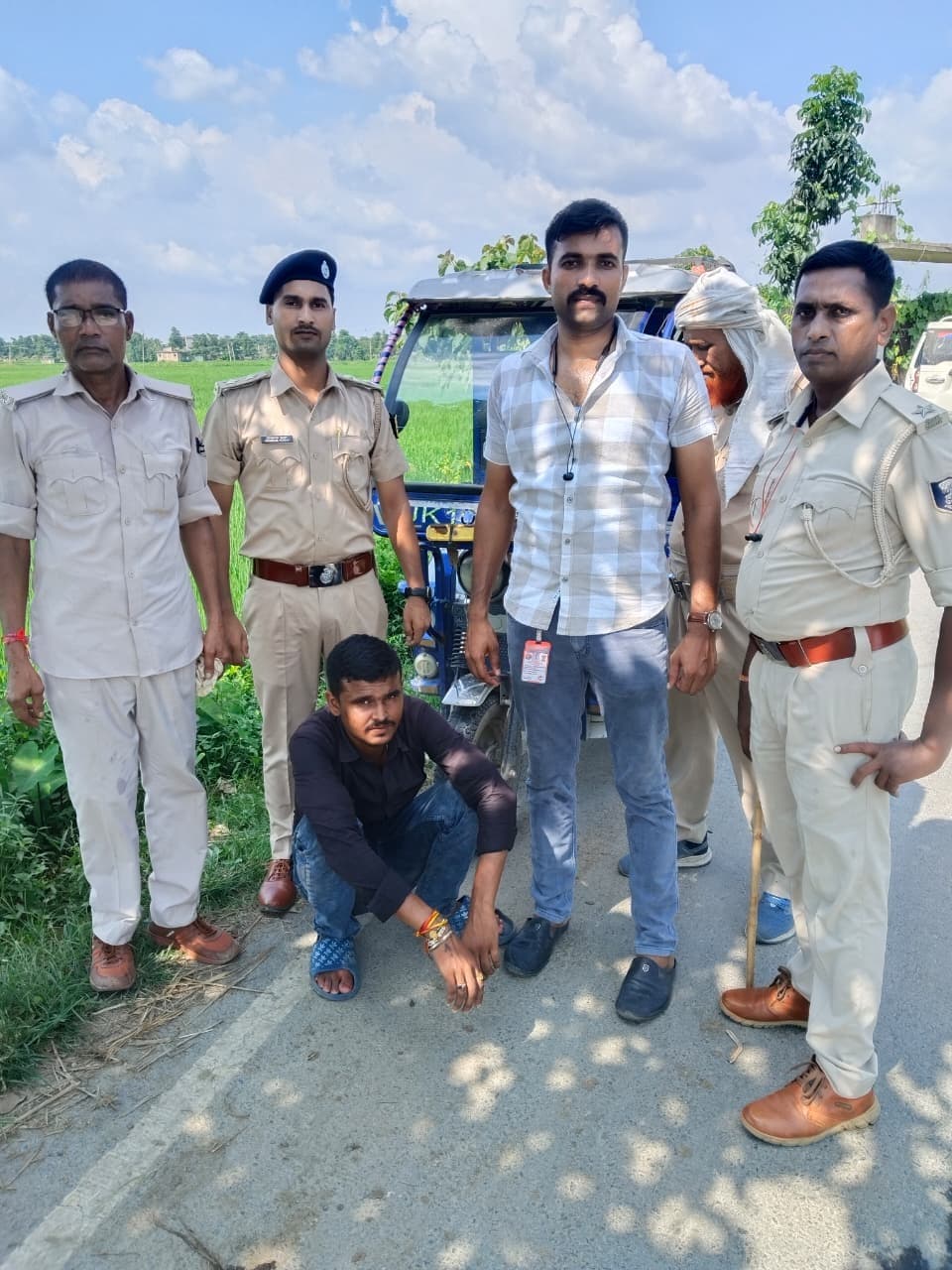 ई रिक्शा से 65 लीटर शराब किया बरामद, चालक गिरफ्तार