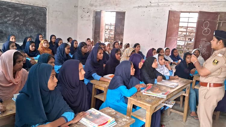 स्कूल में महिला सुरक्षा को लेकर छात्रों के साथ किया जनसंवाद