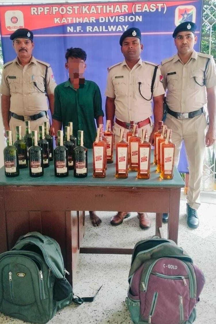 अजमेर गरीब नवाज एक्सप्रेस से 15 लीटर शराब के साथ तस्कर गिरफ्तार