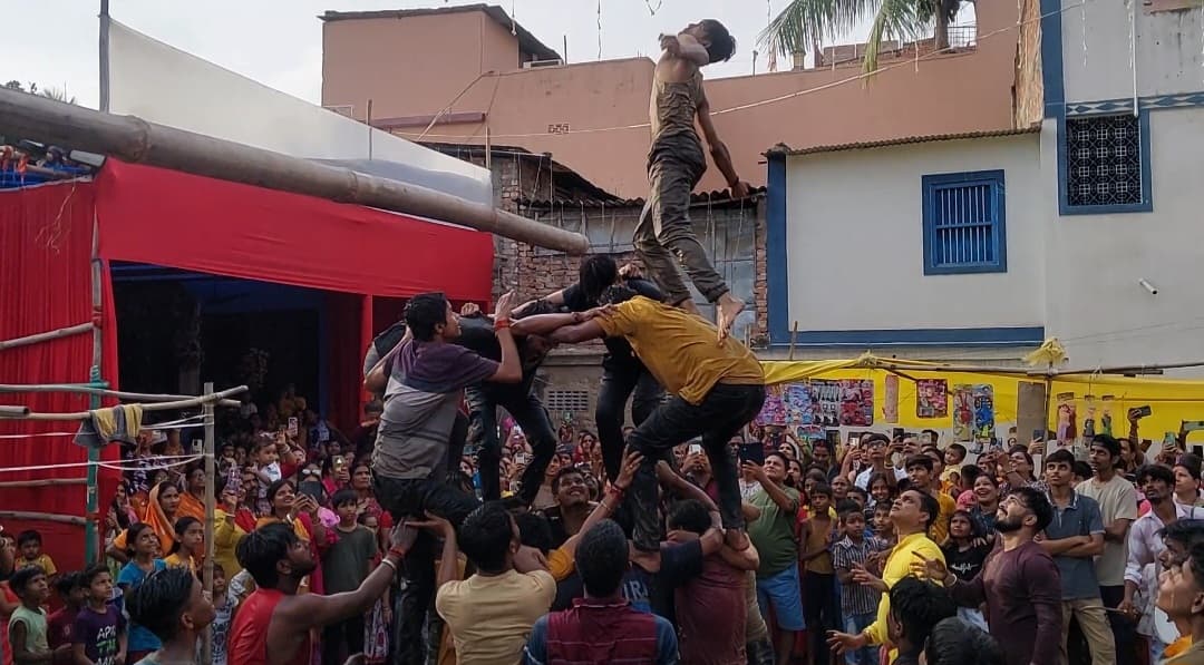 मटका फोड़ कार्यक्रम के बाद राधा कृष्ण की प्रतिमा का हुआ विसर्जन