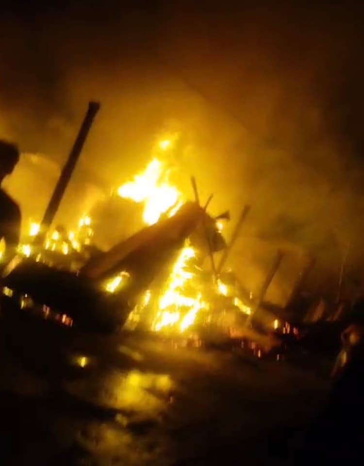 भीषण अग्निकांड में आठ परिवारों के 10 घर जलकर राख