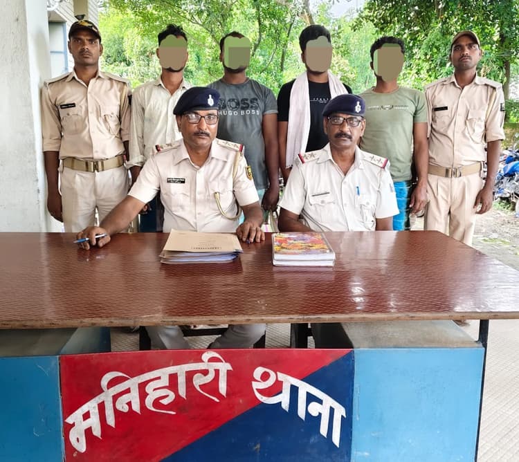 44 मवेशी के साथ चार गिरफ्तार, चार पिकअप जब्त