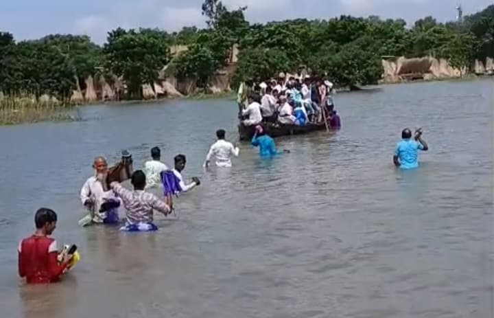 प्रखंड मुख्यालय से बबला बन्ना गांव जा रही ओवर लोड नाव से नदी में गिरे एक दर्जन लोग