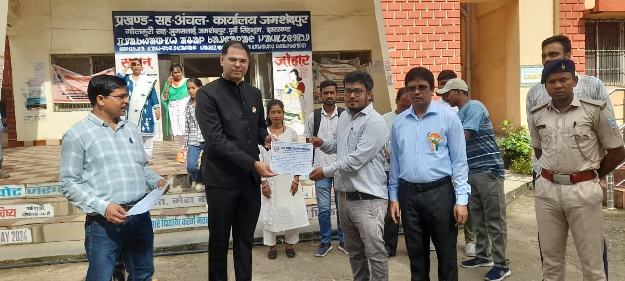 Jamshedpur News : 375 भू-मापक सर्वे प्रशिक्षण प्राप्त अभ्यर्थियों में प्रमाणपत्र का वितरण