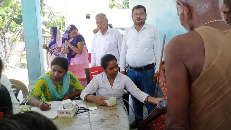 स्वास्थ्य शिविर में 273 वयस्क व 45 बच्चों की हुई जांच