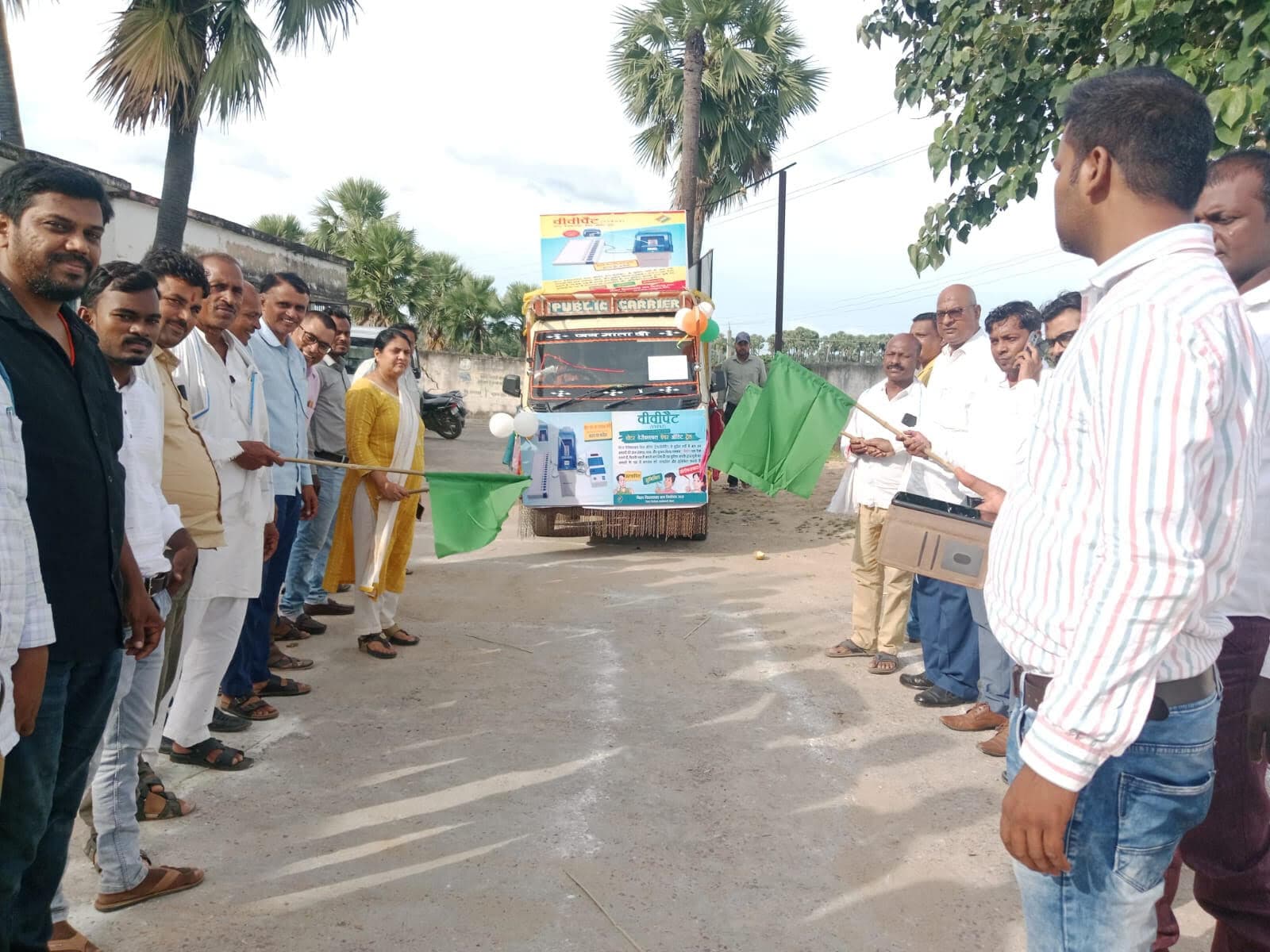 हरि झंडी दिखाकर मतदाता जागरूकता रथ को किया रवाना