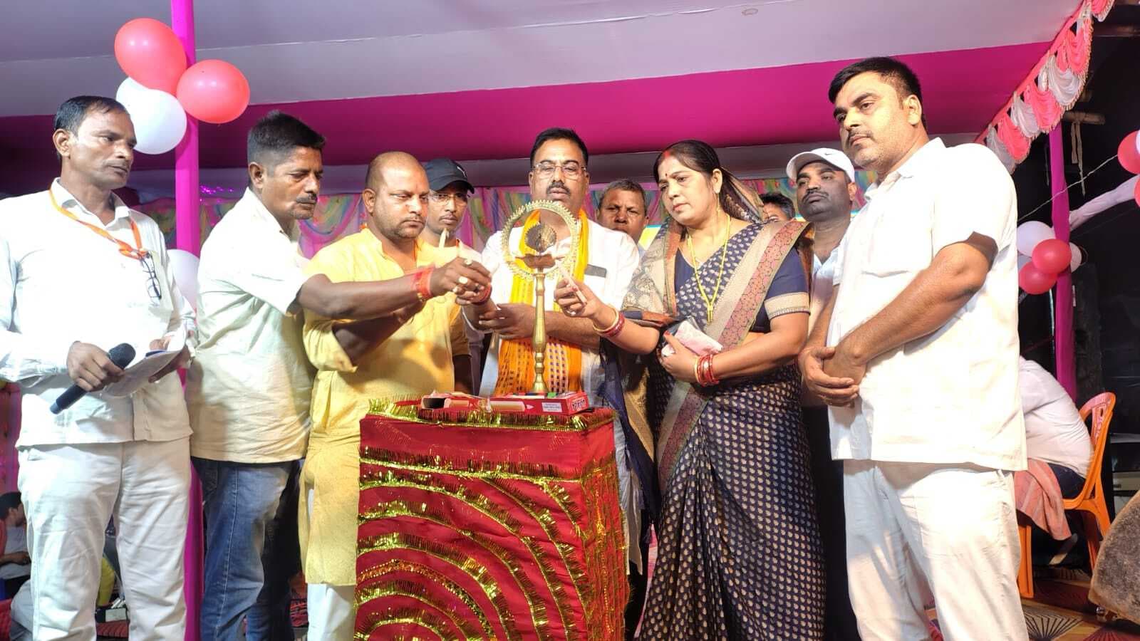 मां सतबहिनी मंदिर परिसर में स्थानीय कलाकारों ने पूरी रात दी प्रस्तुति