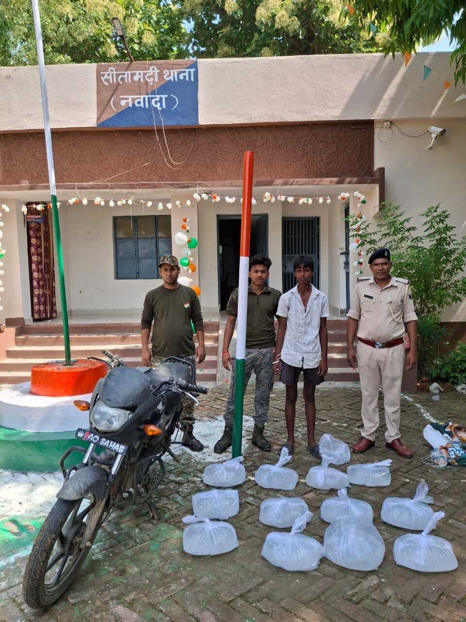 231 लीटर शराब के साथ तीन गिरफ्तार, तीन बाइक जब्त