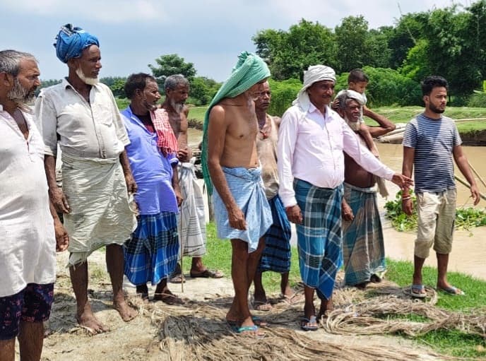 सुरसर नदी में बना चचरी पुल पानी के तेज धारा में ध्वस्त