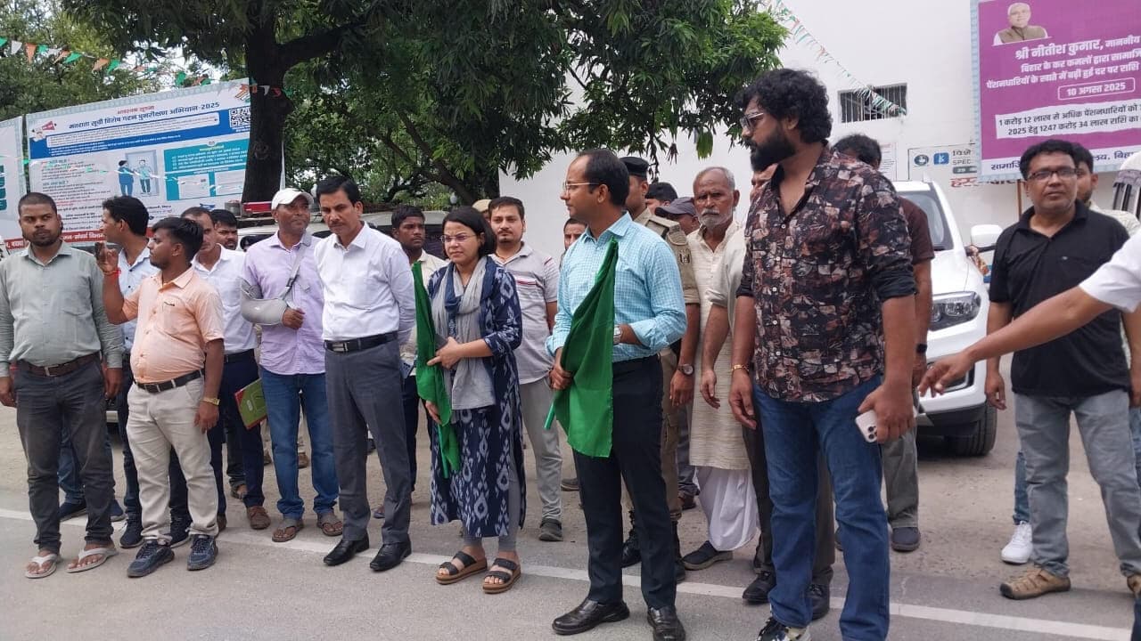 डीएम ने हरी झंडी दिखाकर मतदाता जागरूकता रथ को किया रवाना