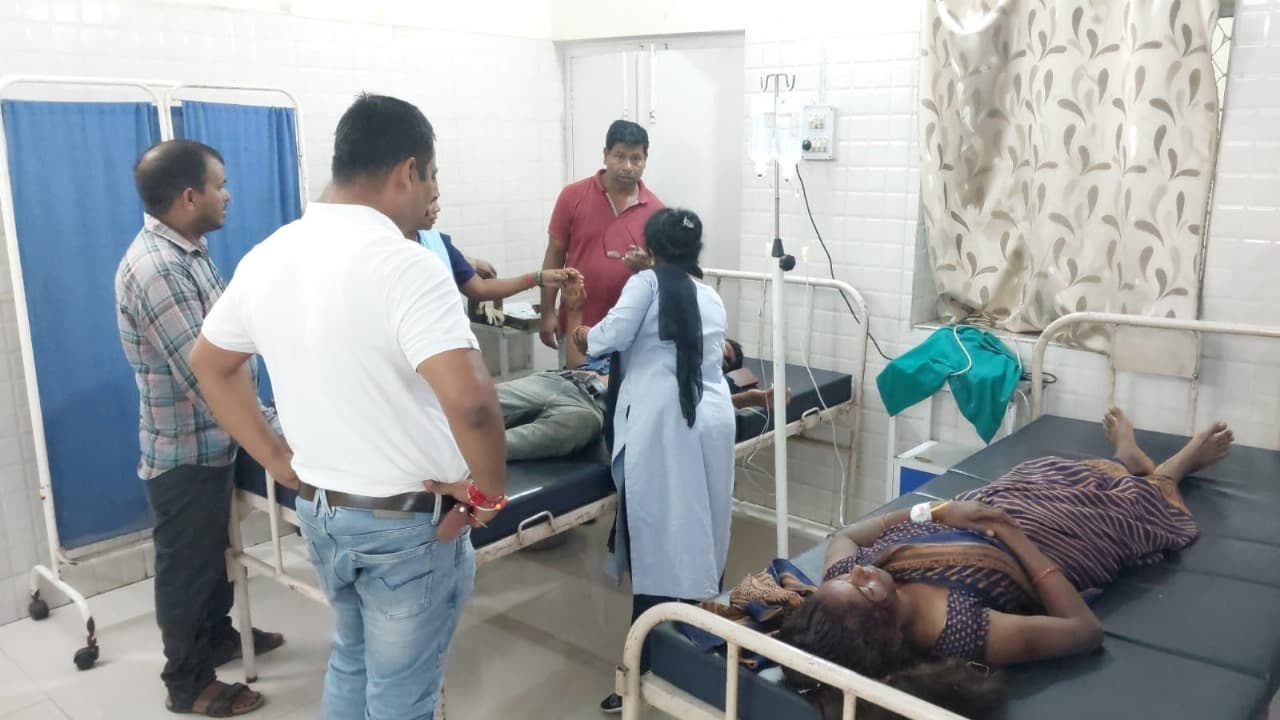 सड़क दुर्घटना में माता पिता व बच्ची घायल, ट्रक फरार