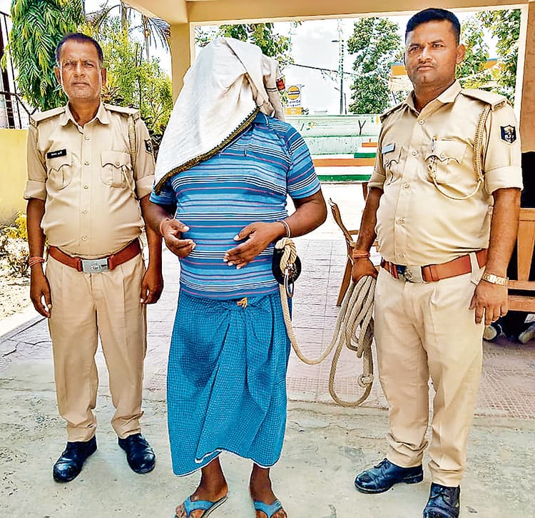 Gopalganj News : शराब के केस में ट्रायल वारंटी को गिरफ्तार करने गयी पुलिस टीम पर किया हमला, वाहनों के तोड़े शीशे, वारंटी गिरफ्तार