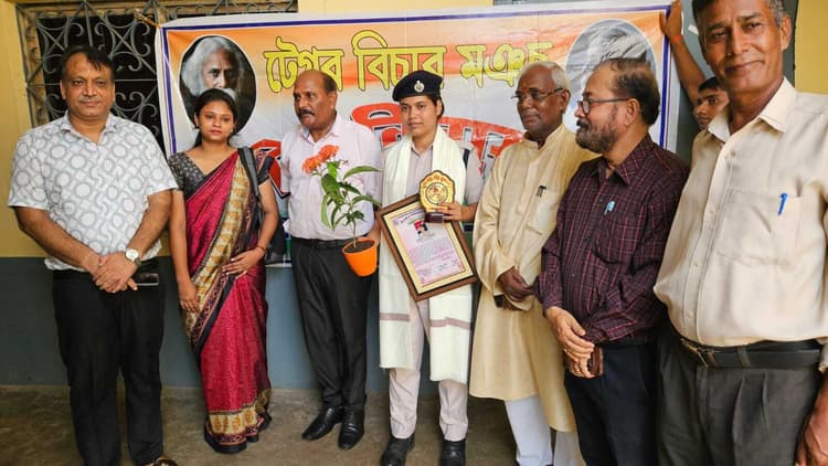 टैगोर विचार मंच ने आरपीएफ स्वीटी कुमारी को किया सम्मानित