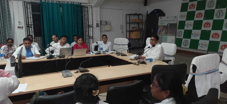 राष्ट्रीय स्वास्थ्य कार्यक्रमों की प्रगति की समीक्षा में गुणवत्तापूर्ण सेवा सुनिश्चित करने पर जोर