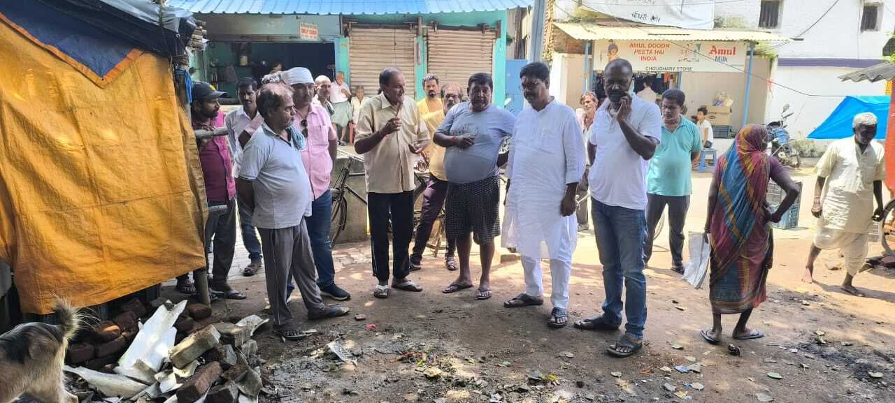 सड़क किनारे गुमटी लगाने को लेकर दो गुटों में विवाद