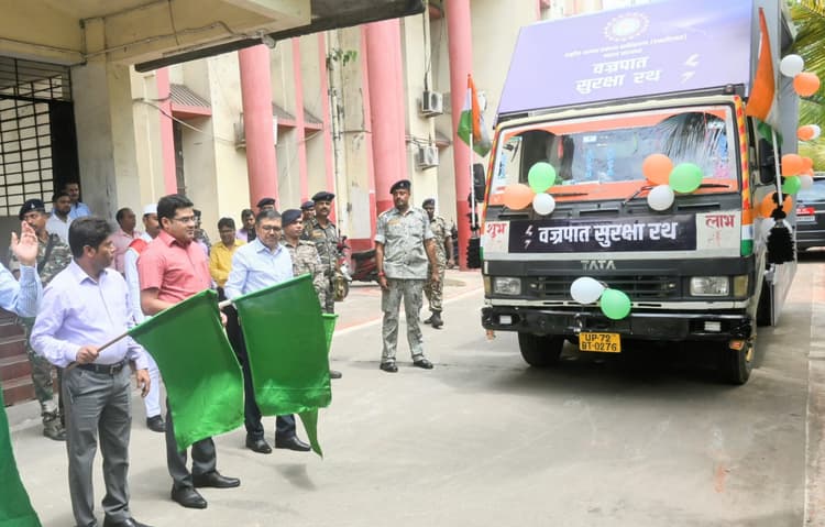 Bokaro News : वज्रपात से बचाव के लिए सतर्कता जरूरी : उपायुक्त