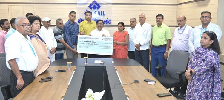 Bokaro News : ठेका श्रमिक के आश्रित को 10 लाख रुपये की बीमा राशि का भुगतान
