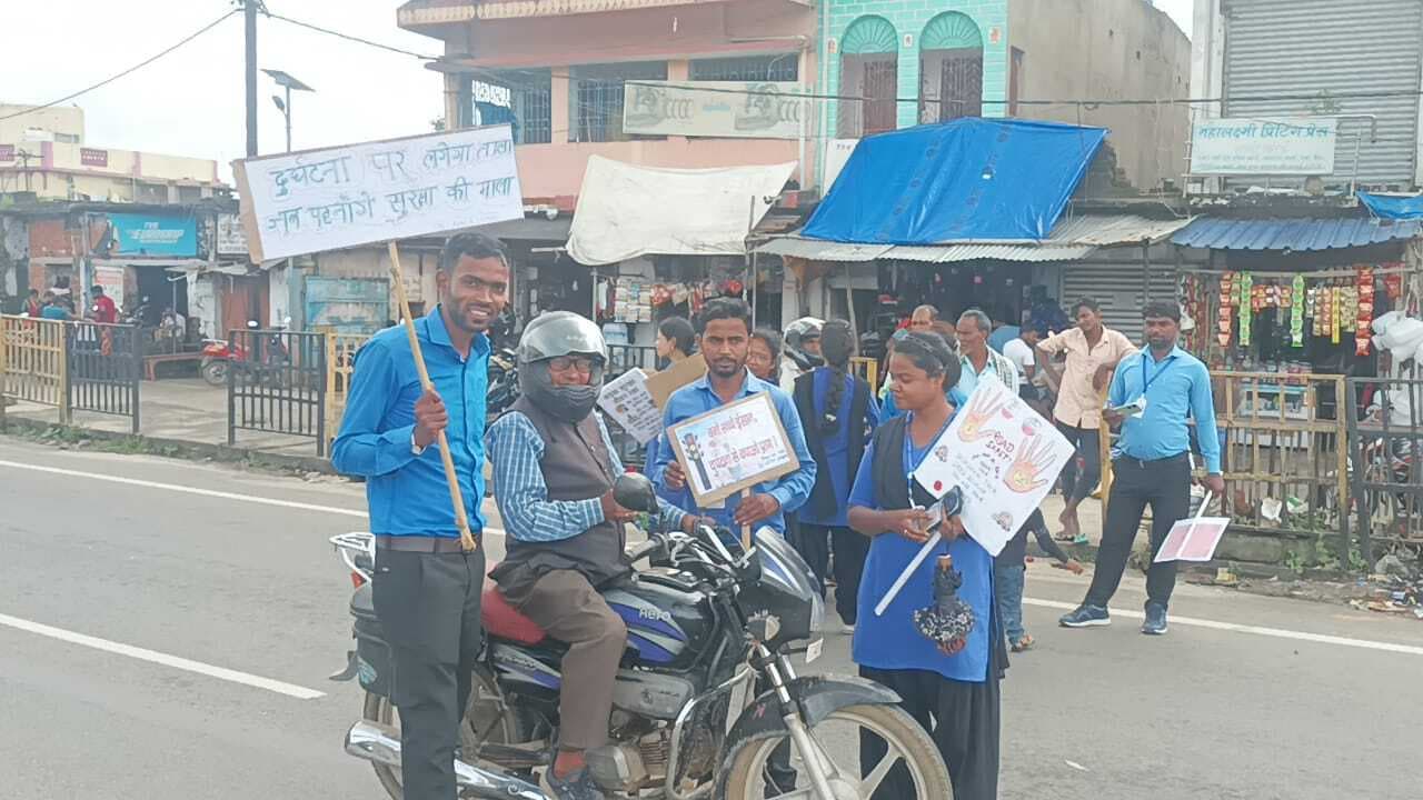 Giridih News :प्रशिक्षुओं ने निकाला सड़क सुरक्षा जागरूकता रैली