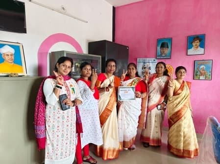 डीसी ने वार्डन को प्रशस्ति पत्र देकर किया सम्मानित