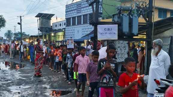 एनकाउंटर की सीबीआई जांच की मांग को लेकर स्कूली बच्चों का कैंडल मार्च