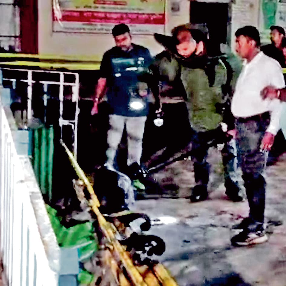 मध्यमग्राम: स्कूल के सामने बम विस्फोट, युवक की मौत