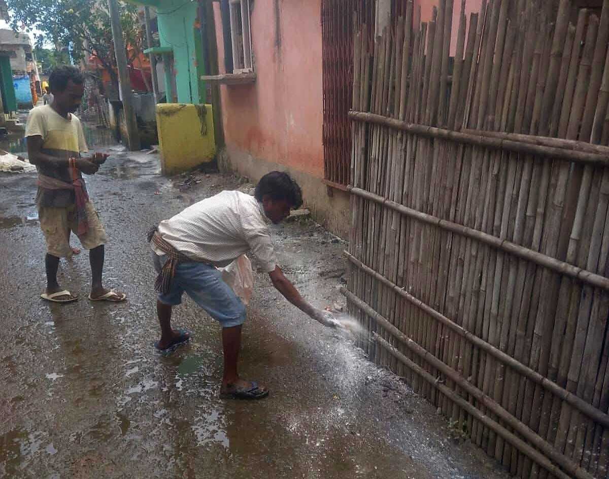 संक्रमण से बचाव के लिए ब्लीचिंग का छिड़काव जारी