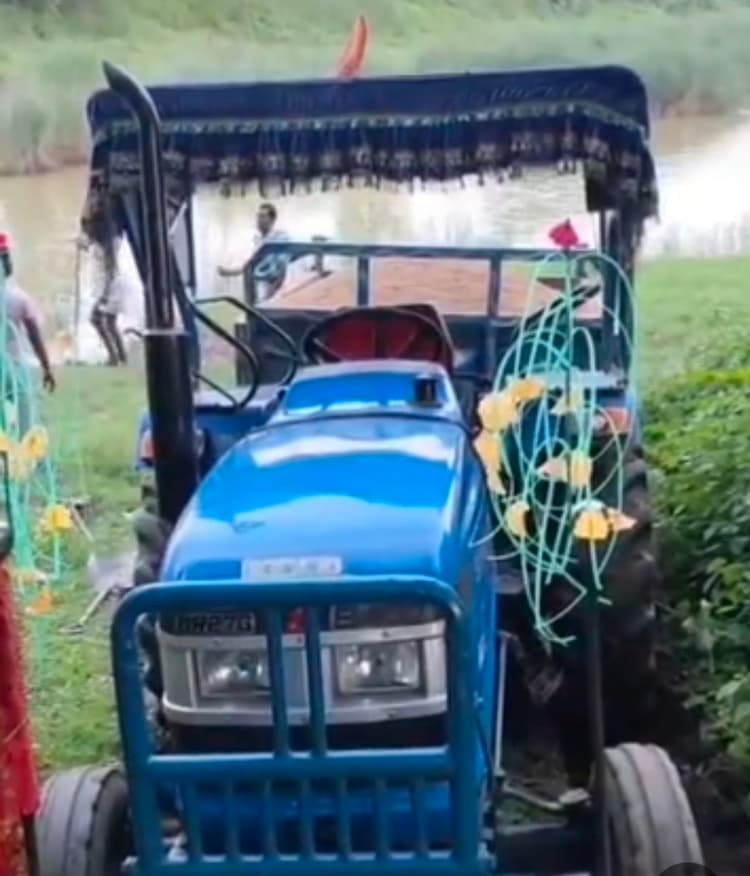 खुदी नदी से बालू लदा ट्रैक्टर जब्त