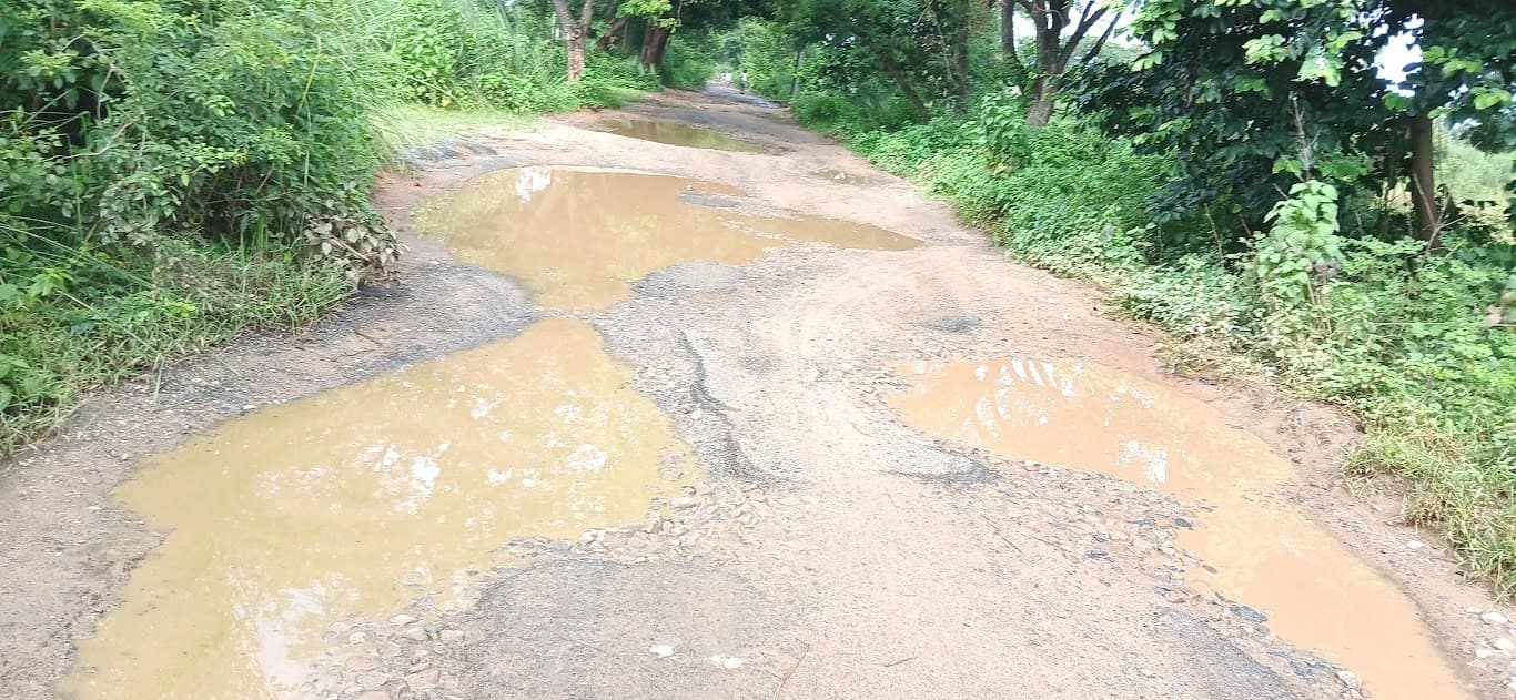 देवकुंड से हसपुरा जाने के लिए तय करनी पड़ रही छह किलोमीटर अधिक दूरी