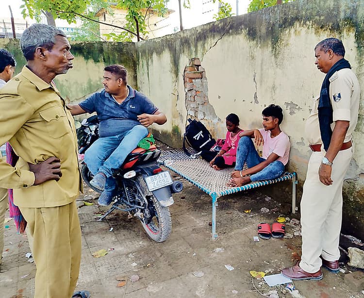 Hajipur News : पश्चिम बंगाल की युवती की सराय स्टेशन के समीप चलती ट्रेन से गिरकर मौत