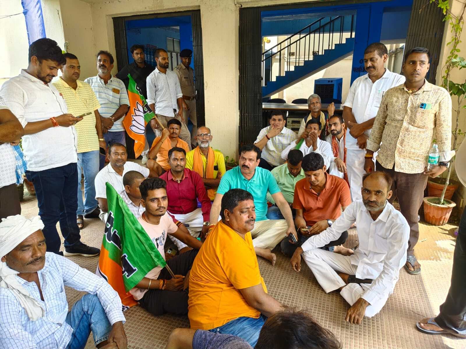 विश्वशांति चौक यात्रा पथ पर ही बैठ गये पूर्व विधायक अनिल सिंह