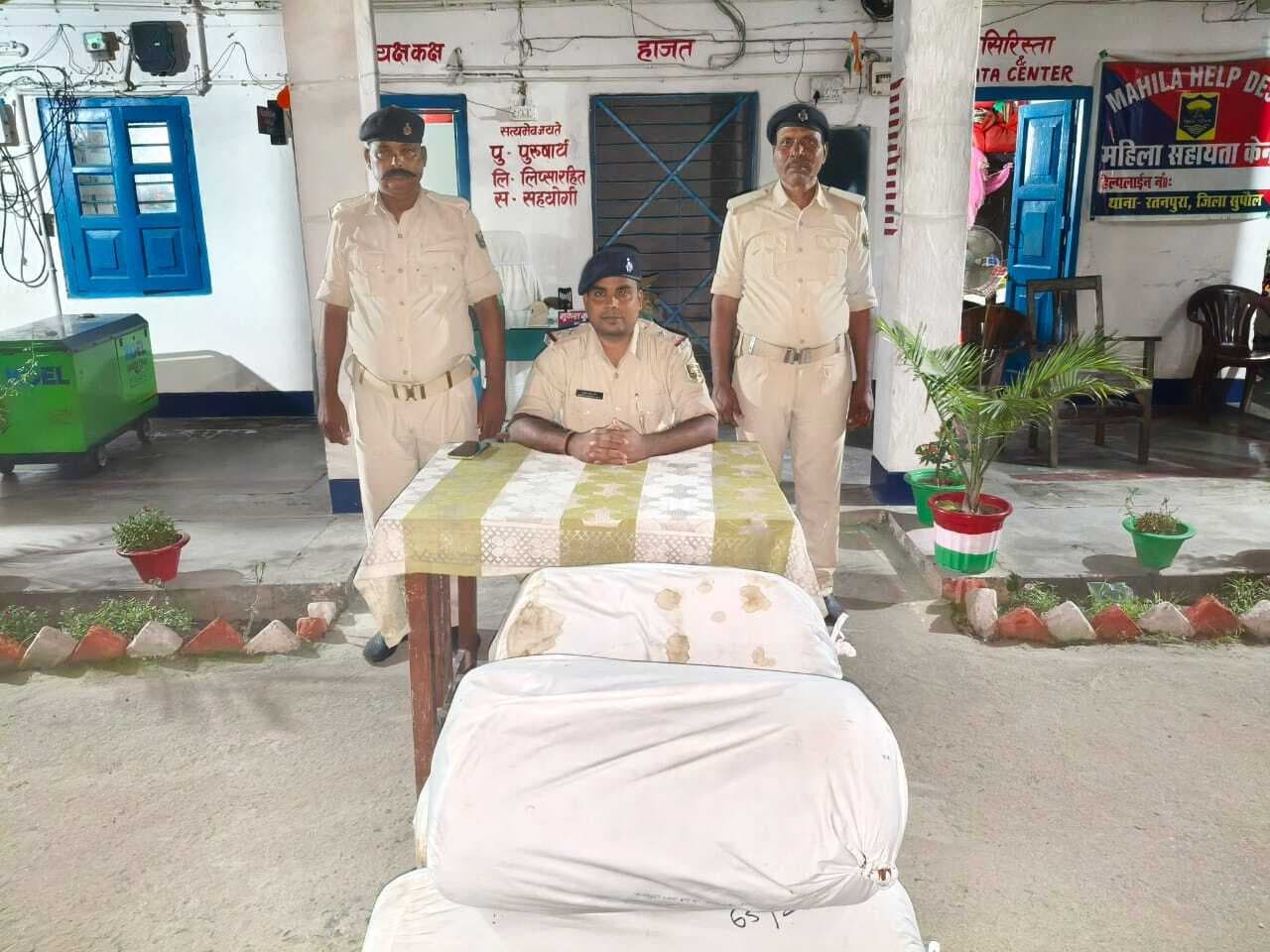 पूर्वी कोसी तटबंध पर 127 किलो गांजा जब्त, तस्कर फरार