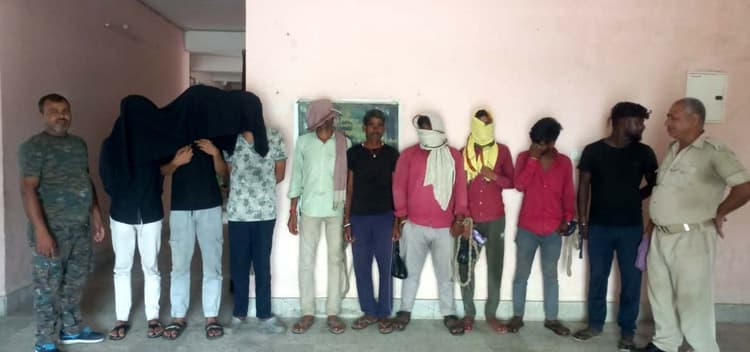चार शराब तस्कर समेत आठ गिरफ्तार
