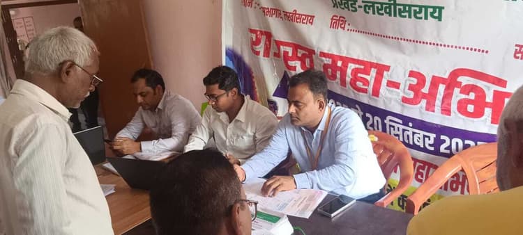 शिविर में डीएम ने ग्रमीणों की सुनी जमीन संबंधी समस्या