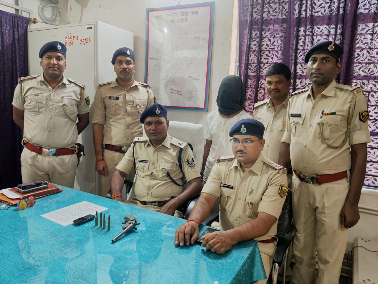 Samastipur News:कुख्यात अपराधी कौशल ठाकुर को ग्रामीणों ने किया पुलिस के हवाले