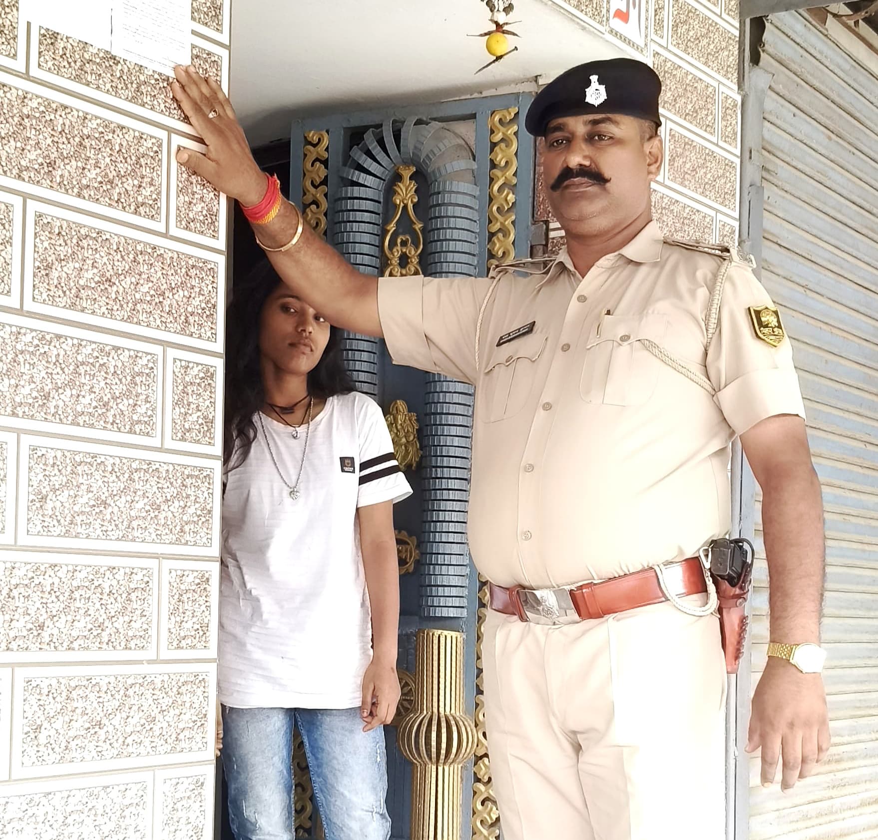 शराब तस्करी में पुलिस ने चिपकाया इश्तेहार