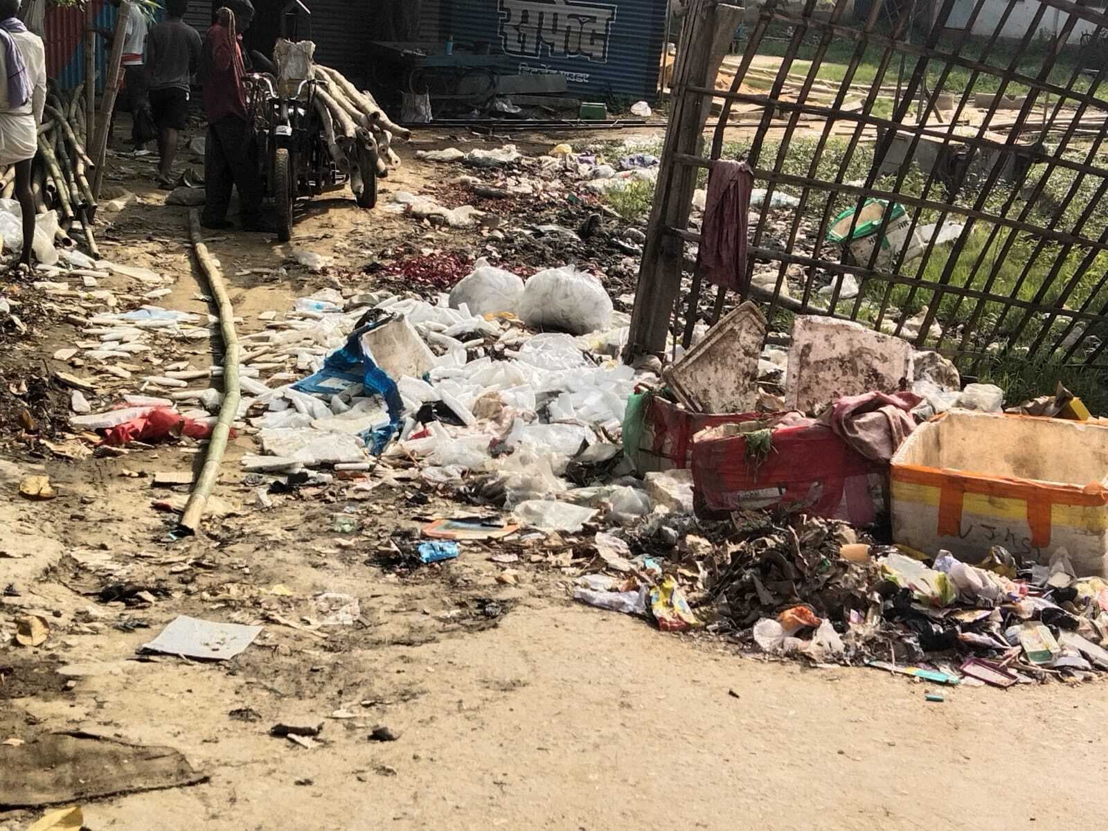 वार्ड चार : मुख्य सड़क पर गंदगी व स्कूल के आगे कूड़ा