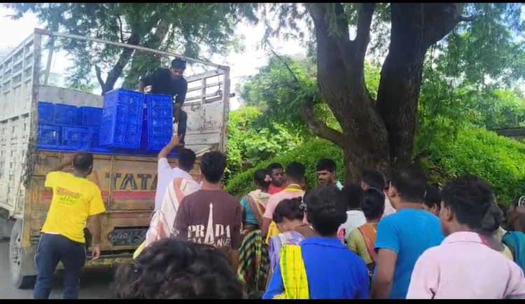 कैरेट बांटने की आड़ में आधार कार्ड लेकर भागे संदिग्ध व्यक्ति, ग्रामीणों में मचा हड़कंप