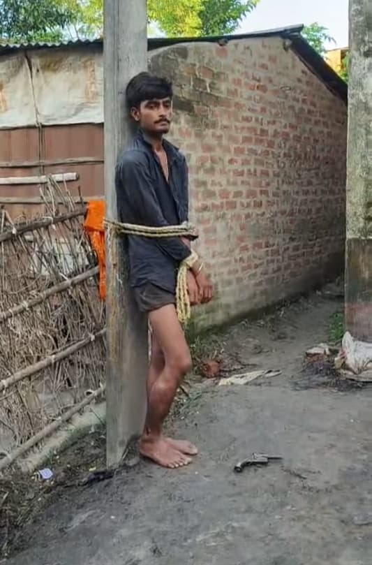 चोरी के लिए आये युवक को हथियार के साथ पकड़ा, किया पुलिस के हवाले