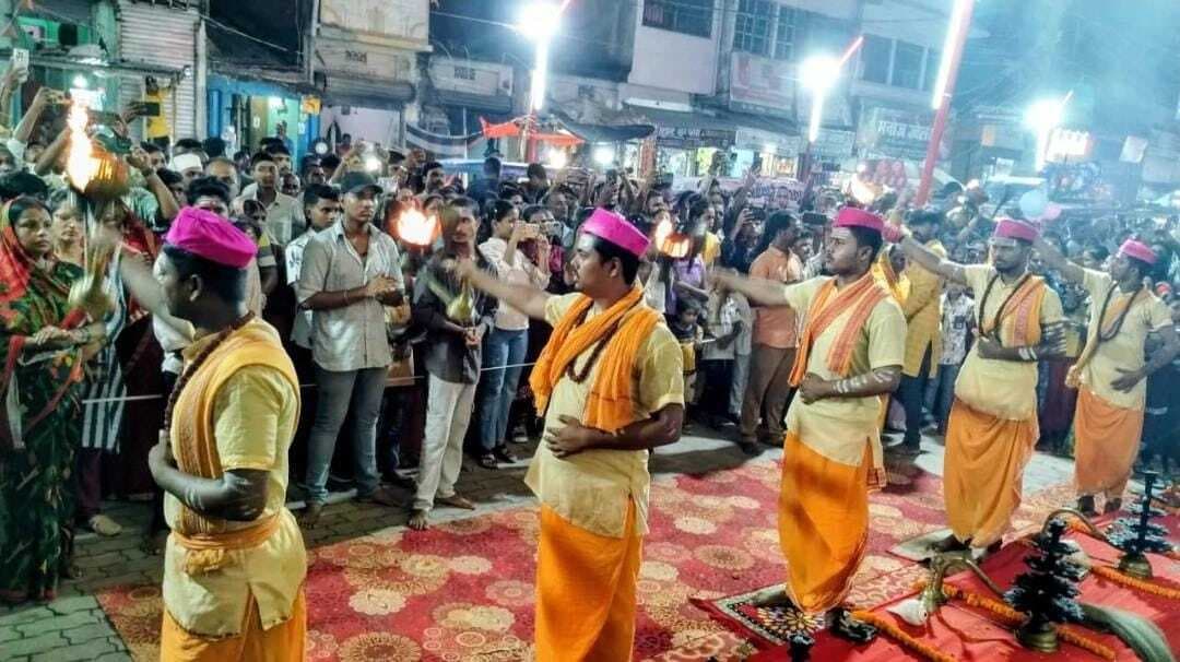 बड़ी दुर्गा स्थान परिसर में महाआरती, माहौल भक्तिमय