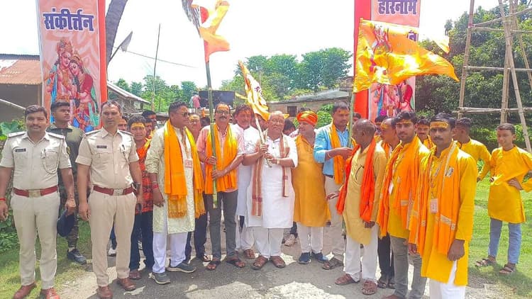 हरिनाम संकीर्तन को लेकर निकाली गयी कलश शोभायात्रा