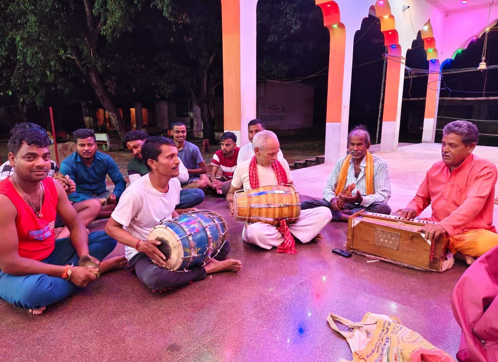 सारवां: भजन संध्या में कलाकारों ने बांधा समां