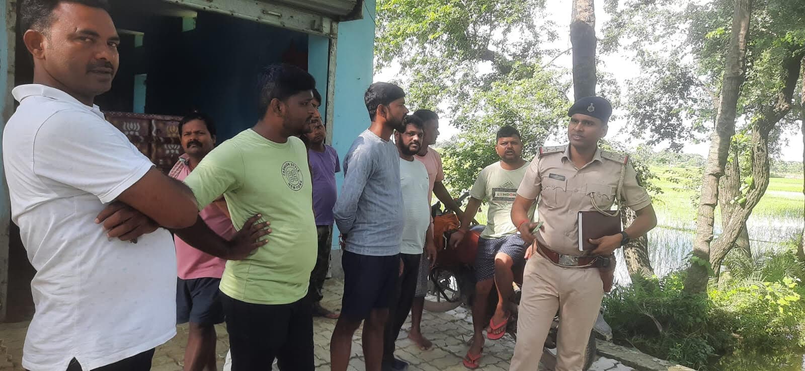 दुकान से बैट्रियों समेत नकदी की चोरी