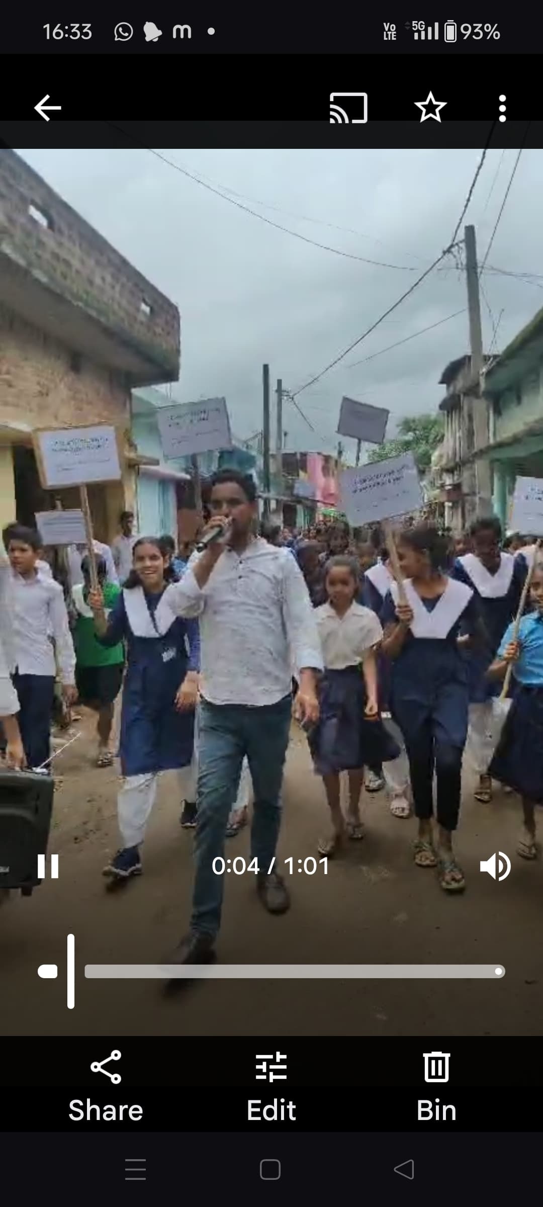 सरौन में विद्यालय का रास्ता हुआ अवरुद्ध, विरोध में सड़क पर उतरे सैकड़ों बच्चे