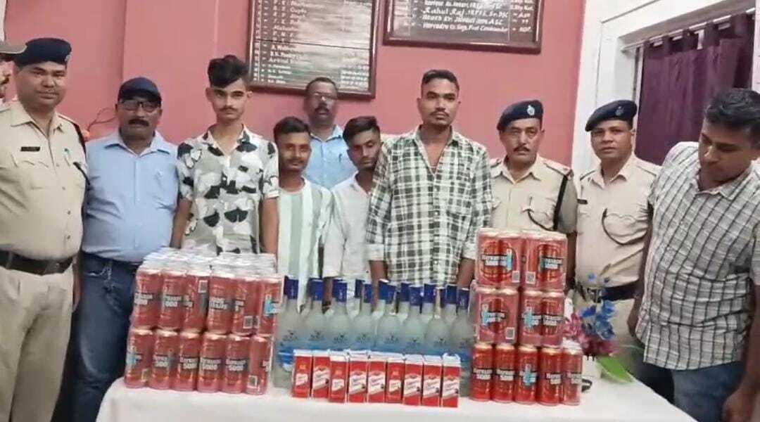 ट्रेन से तस्करी कर ले जायी जा रही हजारों की शराब जब्त