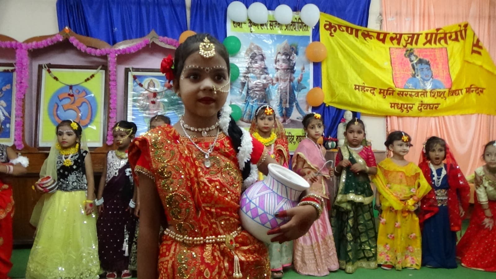 राधा-कृष्ण रूप सज्जा प्रतियोगिता में बच्चों ने बढ़ चढ़कर लिया हिस्सा